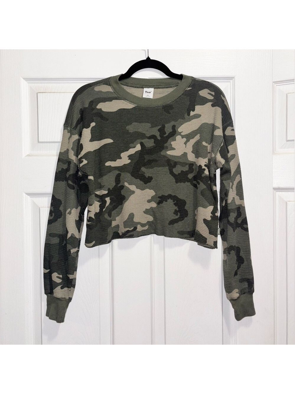 Aritzia TNA Camo Long Sleeve Top Waffle Knit Cropped Camouflage Shirt Size XXS